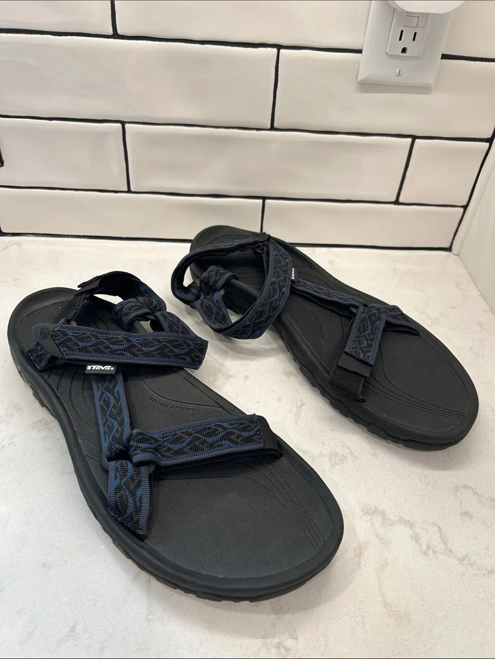 Teva Men's Hurricane 4 Sandals Strappy Outdoor Sandals in Navy/Black Wavy Trail